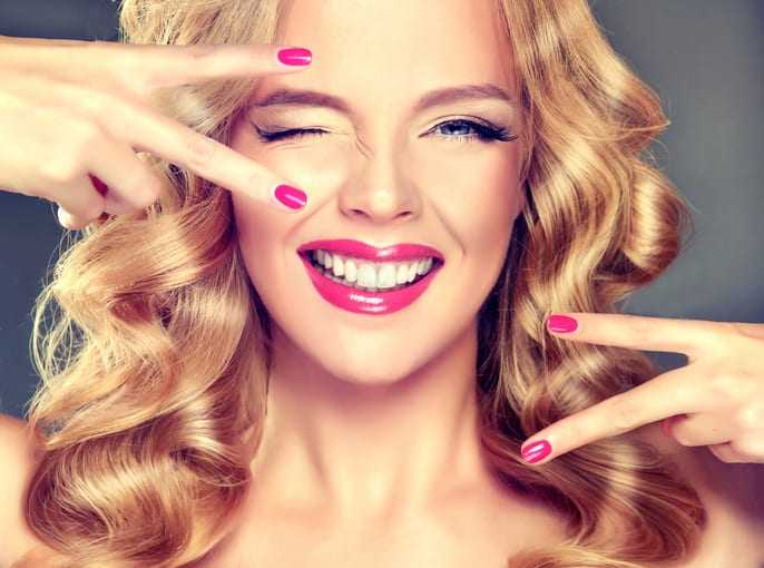 Gel Nails vs Acrylics: Battle of the Manicures